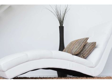 Como limpar sofá de couro branco?